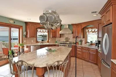 Image de Entire Waterfront Home with Panoramic Views of the Bay and Private Beach