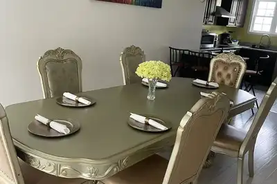 Image de It’s new home located in a quiet location with brand new furniture in.