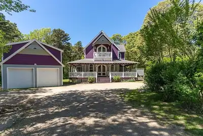 Image de 4 Br/4 Ba Modern Victorian: The Mack on Winemack