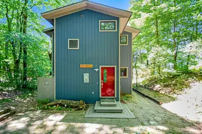 Image de Dog-friendly home with lake views, wood stove, kayaks\/SUPs, & W\/D