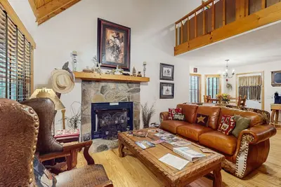 Image de Dog-Friendly Cabin W\/ Lofted Layout, Enclosed Yard, High-Speed WiFi, & Firepit