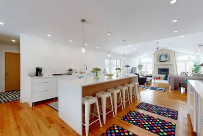 Image de Quiet downtown home with hot tub, firepit, washer\/dryer - walk everywhere