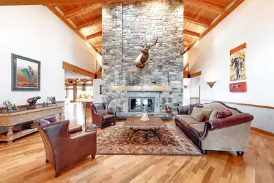 Image de Lake- & mountain-view home with decks, fireplaces, shuffleboard