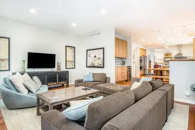 Luxurious home with private outdoor pool, hot tub, pool table & WiFi
