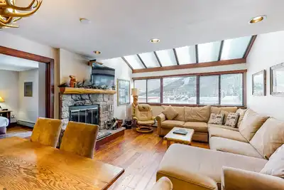 Image de Spacious mountain retreat with hot tub & wood fireplace - walk to lifts
