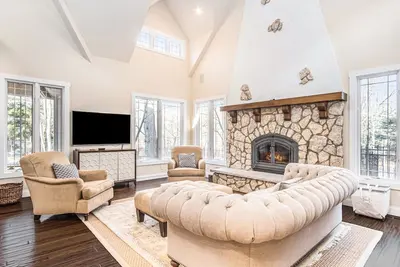 Tastefully-decorated high-end home with private pool, fast WiFi & on-site tennis