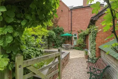 Lansdowne Lodge, pet friendly, with hot tub in Market Rasen