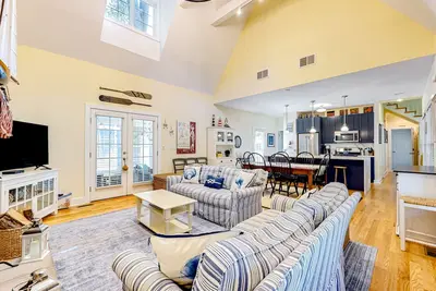 Image de Newly-updated grand home in Union Pier’s Lakeshore Cottages with pool
