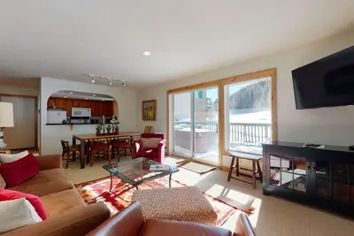 Image de Cozy East Vail condo with a mountain view, pool & W/D - ski shuttle nearby