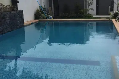 Image de 3 Story, 5 bedroom house, New Construction 2020 Modern Design, Pool w\/ Bbq area.