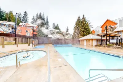 Image de Well-appointed condo with loft, heated outdoor pool