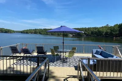Image de 6 Br Charming Waterfront Spacious Lakehouse with Private Double-decker Dock