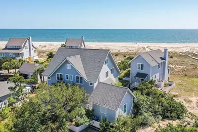 Image de Ocean Front Renovated - Steps To Beach- 4br 3 Full 2 Half Ba Bhi Club Pet