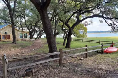 Image de Cozy, private waterfront stone cabin on the north shore of Lake Travis