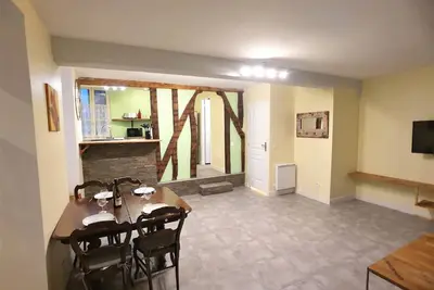 Image de F2 au coeur de ville avec chambre troglodyte