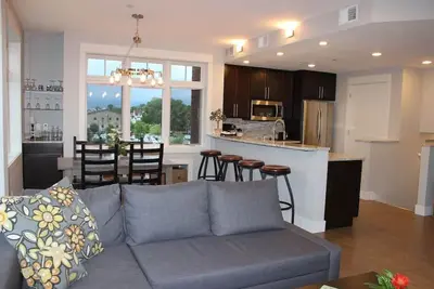 Image de Perfect location! Right downtown! Walking distance to everything.