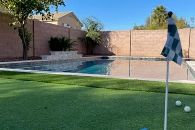 Image de 6 bedroom with heated pool, theatre and game room