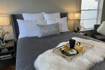 Image de #1 Stadium Home  Close to Airport/Major Attractions/Beaches🌴