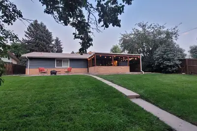 Image de ♡Denver-Central: Cozy Bungalow w/ wood-burning fireplace, open kitchen & yard