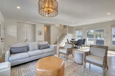 Image de Luxurious Hamptons Retreat - Steps to Bay and Minutes from Town and Beach!