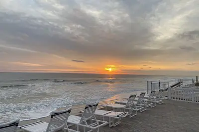 Image de Beautiful oceanfront ground floor condo- steps from beach & pool. 3 bdrms/2 bath