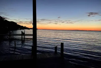 Image de Breathtaking Views in Most Rooms |Bay Front | Boat Lift & Dock |Landscaped |Modern Gulf Breeze Oasis