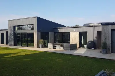 Image de maison bois et lumière en bord de mer