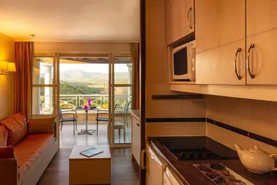 Image de Studio à Saint-Raphaël avec terrasse et piscine