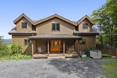 Image de Walk to the slopes from this beautiful mountain home! Views, Views, Views!