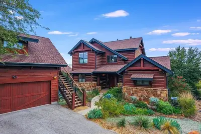 Image de Lakeview Cabin w/ Resort Style Pools, pickleball, N. Shore Marina on Lake Travis