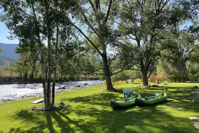 Image de Riverfront Cozy Family Friendly Retreat, w/hot tub, ping pong, raft, fish, relax