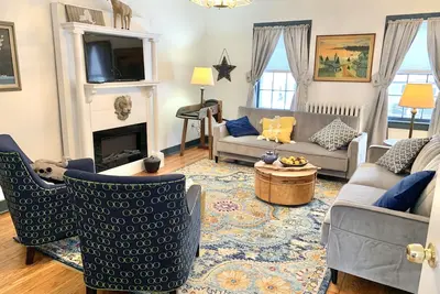 Image de A Haven of Rest in Stately Historic Home Cozy 2nd floor Suite.