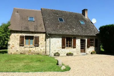 Image de Gîte avec piscine privée chauffée dans une zone rurale tranquille