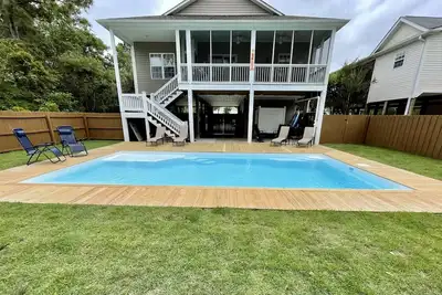 Image de Private, quiet, and short walk to the beach, with new heated pool!