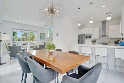 Image de Beach Access Modern Townhouse! Pool, Spa and Gym!