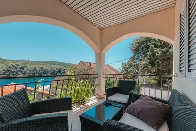 Image de Appartement de trois chambres avec la terrasse et la vue sur le mer Molat (A-18433-a)