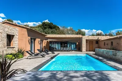 Image de Modern villa with private pool and garden, in a secure estate