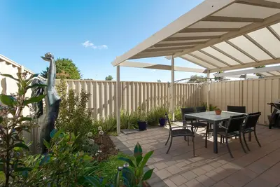 Image de Modern Melville Plaza Townhouse close to Swan River and Port beach.