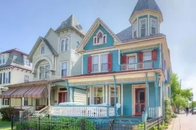Image de Beautiful 6 Br House in center of Historic District 1 Block to Beach