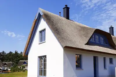 Image de Modern thatched-roof holiday home \"Käptn's Sechser\" incl. free use of sauna, 2 bedrooms