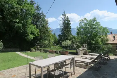 Image de Apartment in private villa with garden, swimming pool and parking. Pets allowed.
