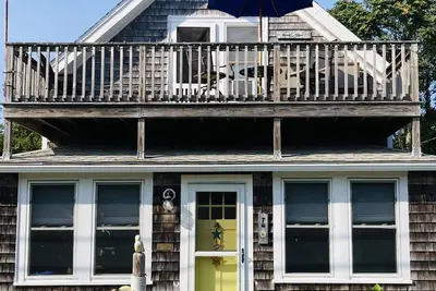 Image de Cozy Beach Cottage just steps to a small quiet beach and public boat ramp.