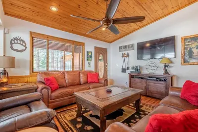 Image de Hot Tub, Pool Table, Propane Fire Pit and Bbq, Walk to the Lake or Marina