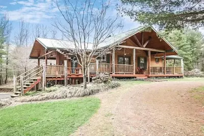 Image de Whispering Waters Rustic Retreat