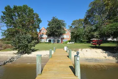 Image de Beautiful, spacious waterfront home, an easy walk to historic Chestertown