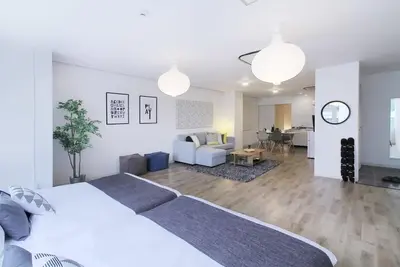 Image de bHOTEL401 Large Apt for 10 by Hondori Shopping