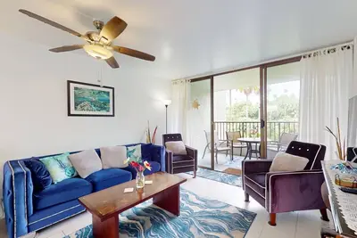 Image de Sleek Waterfront Condo w\/ a Shared Pool, Fast WiFi, & a Full Kitchen