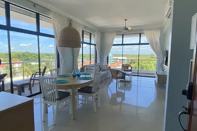 Image de Elegant 2-Br Ocean View Apt. Pool, Jacuzzi, Just Walk to Beautiful Sandy Beach