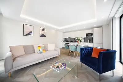 Image de 2 bedroom property-Prestige-Appartement-Salle de bain et douche-Patio