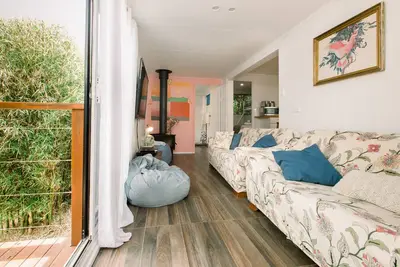 Image de Orchard Cottage on Sunshine Coast organic farm just 10 minutes from the beach